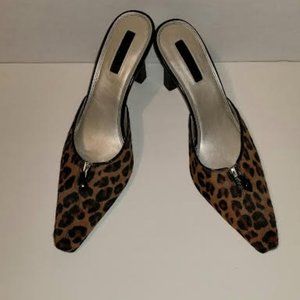 Women's size 9.5 narrow toe (fits like a size 9) Arizona Leopard Pump by Unisa